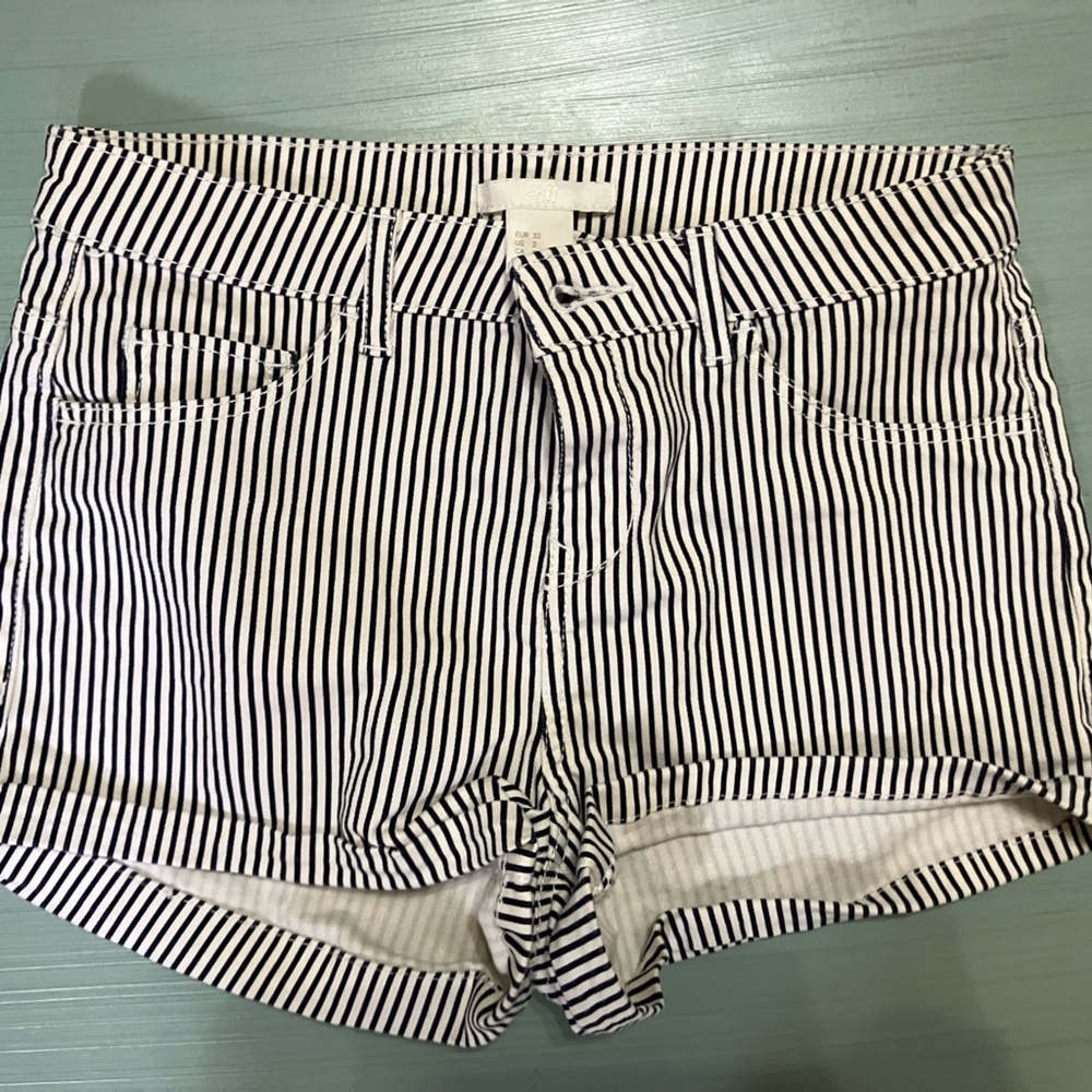 US size 2 black and white striped H&M jean shorts